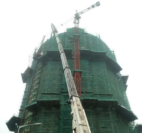 平乐吊车在工地上作业